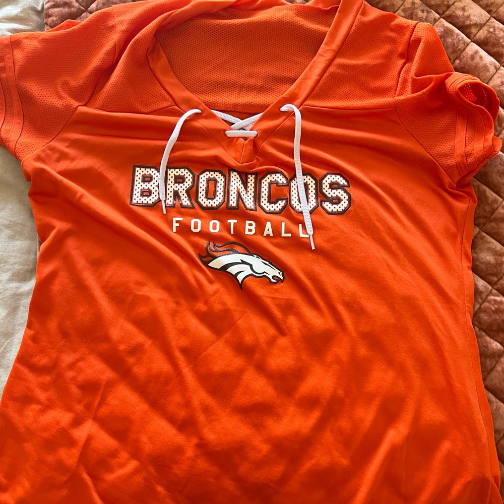 Women’s NFL official apparel - broncos lace up tshirt